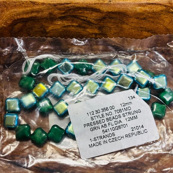 Assorted Lot of Green Stone and Glass Beads (Fire Mountain Gems) - Picture 11 of 13